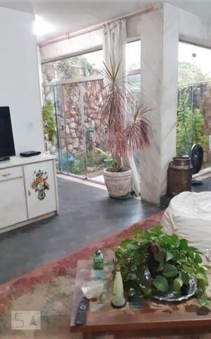 Casa à venda com 174m², 3 quartos e 4 vagas Casa à venda com 174m², 3 quartos e 4 vagasSala