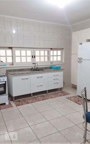 Casa à venda com 174m², 3 quartos e 4 vagas Casa à venda com 174m², 3 quartos e 4 vagasCozinha