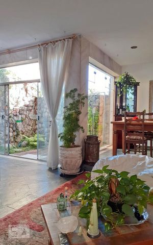 Casa à venda com 174m², 3 quartos e 4 vagas Casa à venda com 174m², 3 quartos e 4 vagasSala