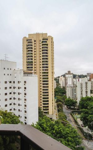 Apartamento à venda com 247m², 4 quartos e 3 vagas Apartamento à venda com 247m², 4 quartos e 3 vagasVista