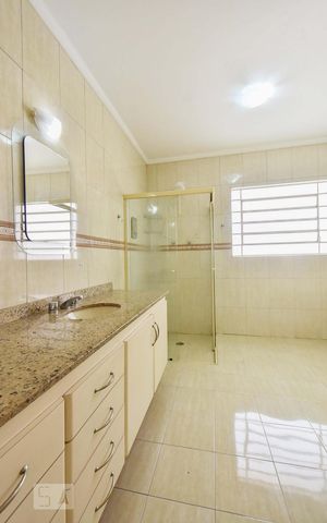 Casa à venda com 330m², 4 quartos e 5 vagasBanheiro 01