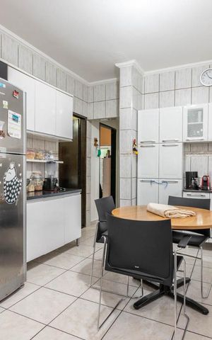 Casa à venda com 180m², 3 quartos e 4 vagas Casa à venda com 180m², 3 quartos e 4 vagasCozinha