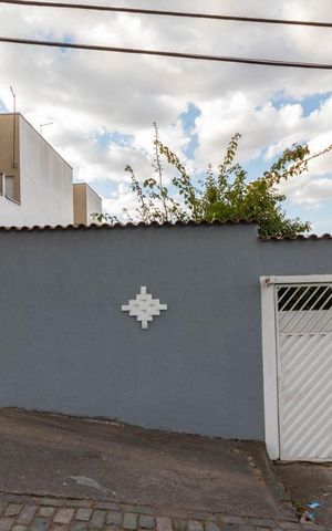 Casa à venda com 180m², 3 quartos e 4 vagas Casa à venda com 180m², 3 quartos e 4 vagasFachada