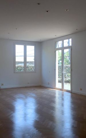 Casa à venda com 600m², 4 quartos e 6 vagas Casa à venda com 600m², 4 quartos e 6 vagasSala