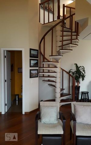 Apartamento à venda com 269m², 4 quartos e 4 vagas Apartamento à venda com 269m², 4 quartos e 4 vagasEscada