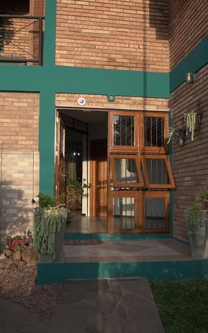 Casa à venda com 305m², 4 quartos e sem vagaPorta de entrada