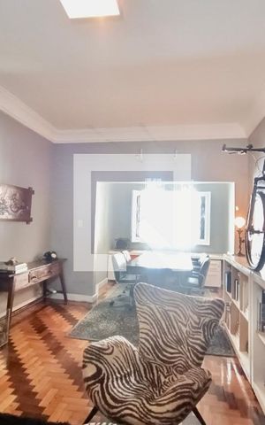 Casa à venda com 571m², 8 quartos e 3 vagasSala