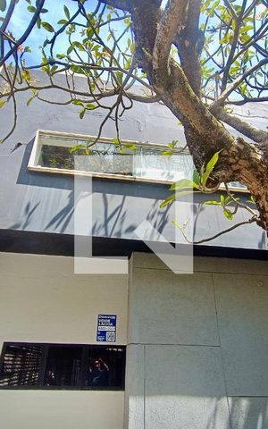 Casa à venda com 571m², 8 quartos e 3 vagasFachada com cartaz QA