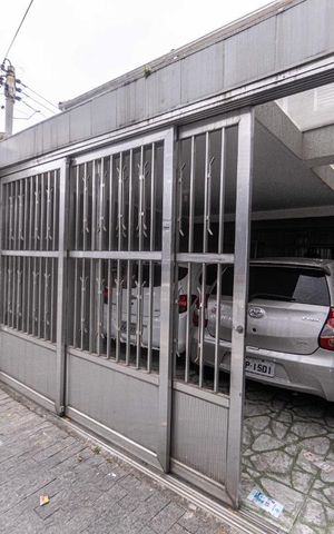 Casa à venda com 105m², 2 quartos e 2 vagas Casa à venda com 105m², 2 quartos e 2 vagasFachada