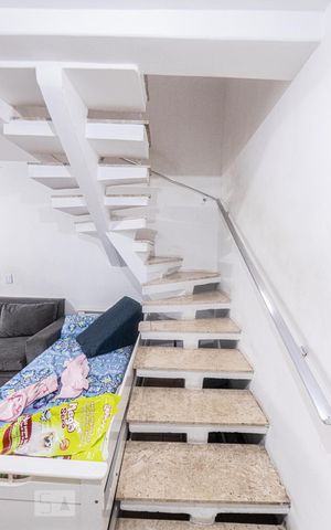 Casa à venda com 105m², 2 quartos e 2 vagas Casa à venda com 105m², 2 quartos e 2 vagasEscadas