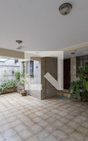 Casa para alugar com 30m², 1 quarto e 1 vaga Casa para alugar com 30m², 1 quarto e 1 vagaGaragem