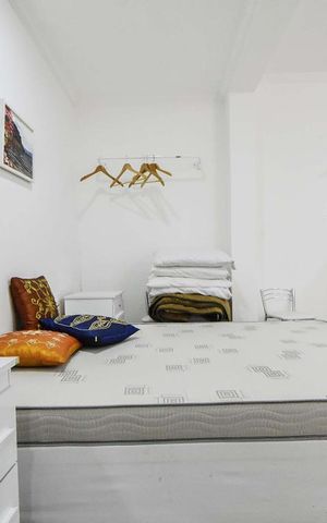 Casa à venda com 200m², 3 quartos e 2 vagas Casa à venda com 200m², 3 quartos e 2 vagasCasa dos Fundos - Dormitório