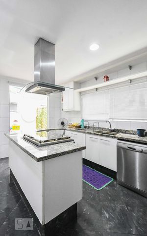 Casa à venda com 200m², 3 quartos e 2 vagas Casa à venda com 200m², 3 quartos e 2 vagasCozinha