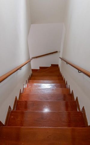Casa à venda com 210m², 3 quartos e 4 vagasEscada 