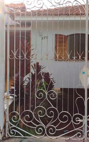 Casa à venda com 250m², 3 quartos e 6 vagas Casa à venda com 250m², 3 quartos e 6 vagasFachada