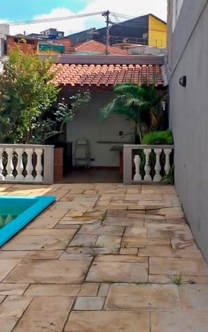 Casa à venda com 250m², 3 quartos e 6 vagas Casa à venda com 250m², 3 quartos e 6 vagasPiscina