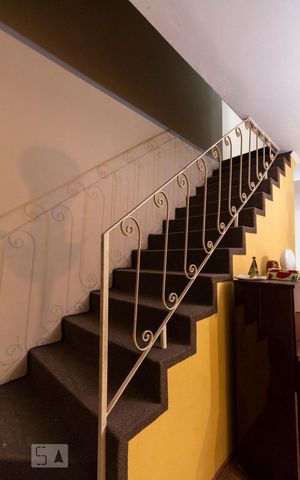 Casa à venda com 110m², 3 quartos e 2 vagasEscada