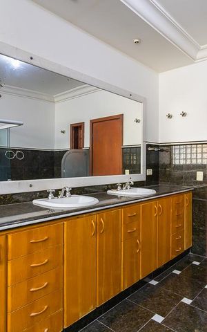 Casa de condomínio à venda com 600m², 5 quartos e 6 vagas Casa de condomínio à venda com 600m², 5 quartos e 6 vagasBanheiro da suíte 1