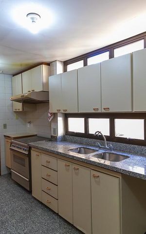 Casa de condomínio à venda com 600m², 5 quartos e 6 vagas Casa de condomínio à venda com 600m², 5 quartos e 6 vagasCozinha