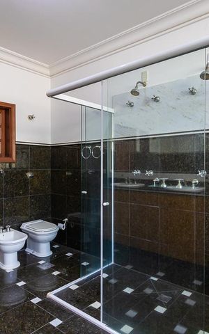 Casa de condomínio à venda com 600m², 5 quartos e 6 vagas Casa de condomínio à venda com 600m², 5 quartos e 6 vagasBanheiro da suíte 1