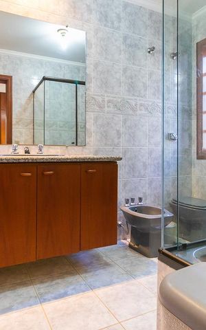 Casa de condomínio à venda com 600m², 5 quartos e 6 vagas Casa de condomínio à venda com 600m², 5 quartos e 6 vagasBanheiro da suíte 4