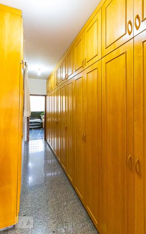 Casa de condomínio à venda com 600m², 5 quartos e 6 vagas Casa de condomínio à venda com 600m², 5 quartos e 6 vagasQuarto da suíte1 - Closet