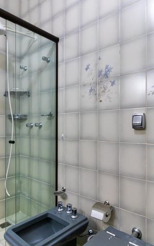 Casa de condomínio à venda com 600m², 5 quartos e 6 vagas Casa de condomínio à venda com 600m², 5 quartos e 6 vagasBanheiro da suíte 2
