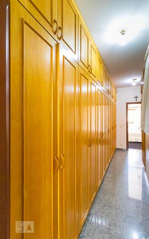Casa de condomínio à venda com 600m², 5 quartos e 6 vagas Casa de condomínio à venda com 600m², 5 quartos e 6 vagasQuarto da suíte1 - Closet
