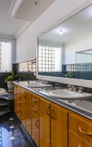 Casa de condomínio à venda com 600m², 5 quartos e 6 vagas Casa de condomínio à venda com 600m², 5 quartos e 6 vagasBanheiro da suíte 1