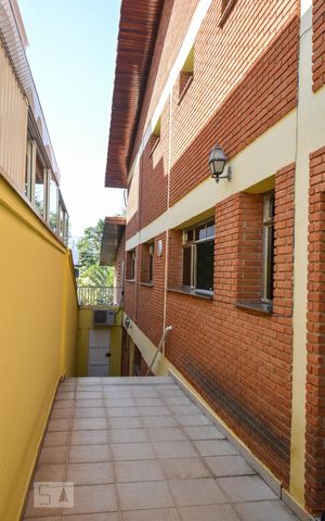 Casa para alugar com 500m², 4 quartos e 6 vagasCorredor lateral