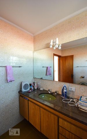 Casa para alugar com 500m², 4 quartos e 6 vagasSuíte 1 - banheiro