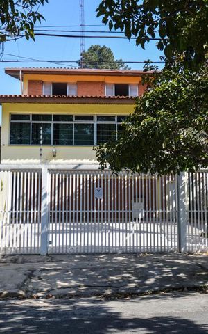 Casa para alugar com 500m², 4 quartos e 6 vagasFachada