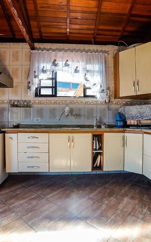Casa à venda com 136m², 4 quartos e 2 vagas Casa à venda com 136m², 4 quartos e 2 vagasCozinha