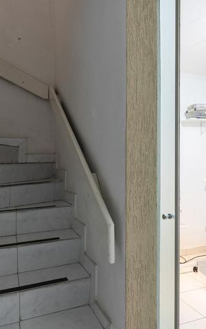 Casa para alugar com 120m², 2 quartos e 1 vaga Casa para alugar com 120m², 2 quartos e 1 vagaEscada