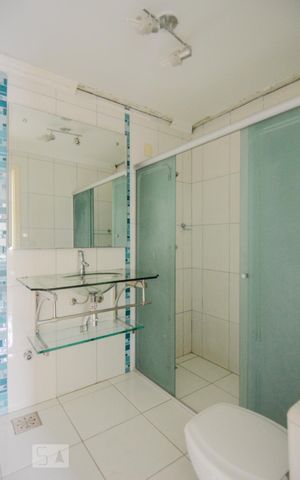 Casa à venda com 400m², 4 quartos e 4 vagas Casa à venda com 400m², 4 quartos e 4 vagasBanheiro da Suíte de Hóspedes