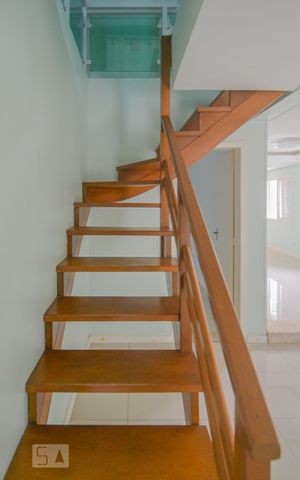 Casa à venda com 400m², 4 quartos e 4 vagas Casa à venda com 400m², 4 quartos e 4 vagasEscada