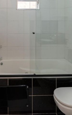 Casa à venda com 128m², 3 quartos e 2 vagas Casa à venda com 128m², 3 quartos e 2 vagasBanheiro Suíte