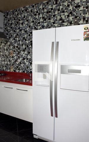 Apartamento para alugar com 70m², 2 quartos e 2 vagasDetalhe da cozinha
