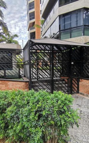 Apartamento à venda com 200m², 4 quartos e 3 vagas Apartamento à venda com 200m², 4 quartos e 3 vagasFachada e portaria