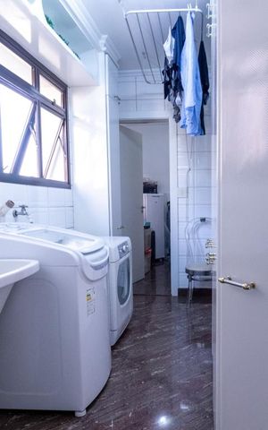 Apartamento à venda com 190m², 3 quartos e 3 vagas Apartamento à venda com 190m², 3 quartos e 3 vagasÁrea de Serviço