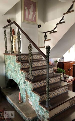 Casa à venda com 295m², 4 quartos e 3 vagas Casa à venda com 295m², 4 quartos e 3 vagasEscada