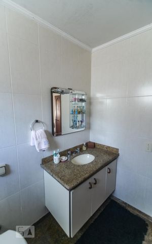 Casa à venda com 530m², 4 quartos e 3 vagas Casa à venda com 530m², 4 quartos e 3 vagasBanheiro