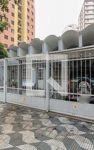 Casa à venda com 267m², 3 quartos e 4 vagas Casa à venda com 267m², 3 quartos e 4 vagasFachada