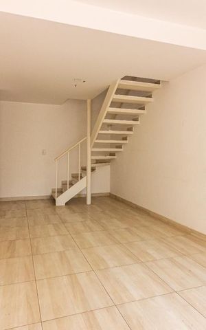 Casa de condomínio à venda com 80m², 2 quartos e 2 vagasSala