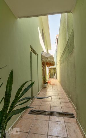 Casa à venda com 150m², 3 quartos e 2 vagasCorredor externo 