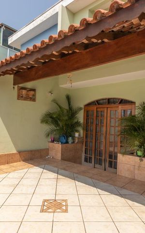 Casa à venda com 150m², 3 quartos e 2 vagasVaranda 