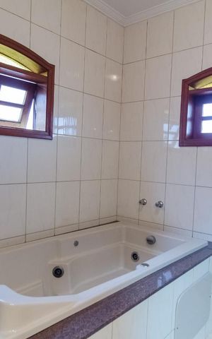 Casa à venda com 250m², 4 quartos e 3 vagas Casa à venda com 250m², 4 quartos e 3 vagasBanheiro da suite