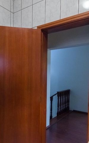 Casa à venda com 250m², 4 quartos e 3 vagas Casa à venda com 250m², 4 quartos e 3 vagasBanheiro social