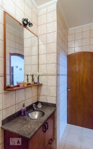 Casa à venda com 250m², 4 quartos e 3 vagas Casa à venda com 250m², 4 quartos e 3 vagasLavabo