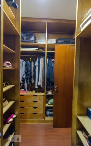 Casa à venda com 250m², 4 quartos e 3 vagas Casa à venda com 250m², 4 quartos e 3 vagasCloset da Suite